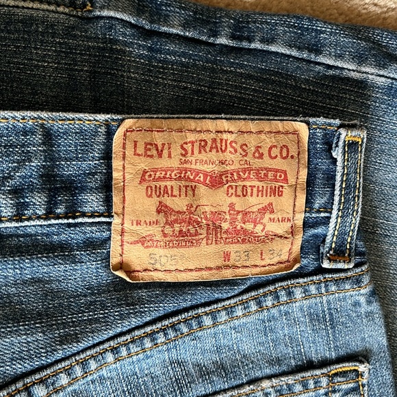 Men’s Levi’s Reg. 505 distressed jeans, sz. 33x34! Perfect for casual or dressy! - Picture 4 of 7